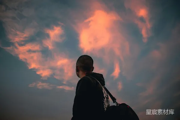 高清摄影 逆光背影：天空下的旅程