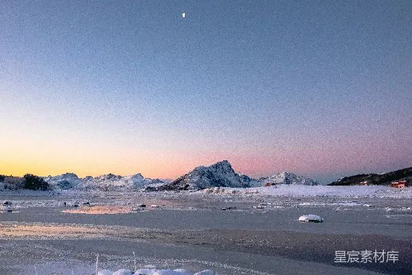高清摄影 冬日清晨的雪山湖景