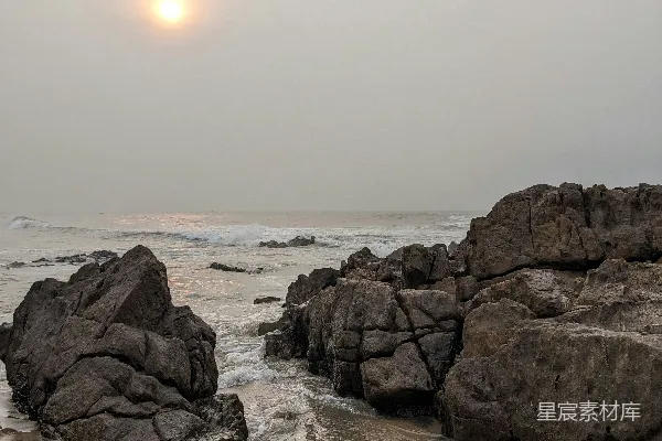 高清摄影 晨曦中的岩石海滩