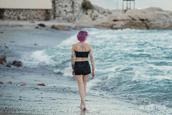 高清摄影 海边独行的紫发女子