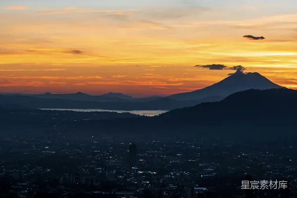 高清摄影 夕阳下的城市与山脉