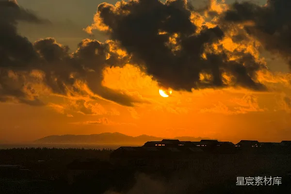 高清摄影 夕阳下的静谧小镇