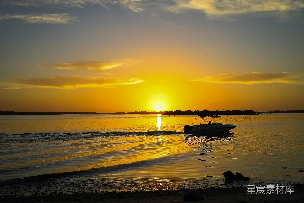 高清摄影 夕阳下的水边静谧时光