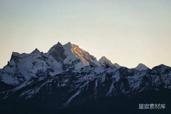 高清摄影 日出时分的雪山