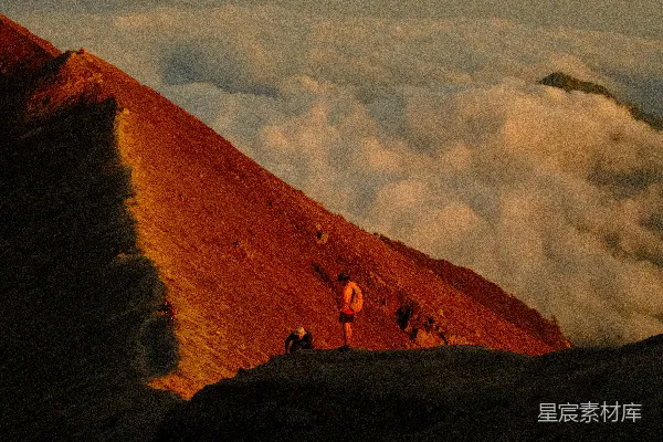 高清摄影 山顶上的黄昏徒步者