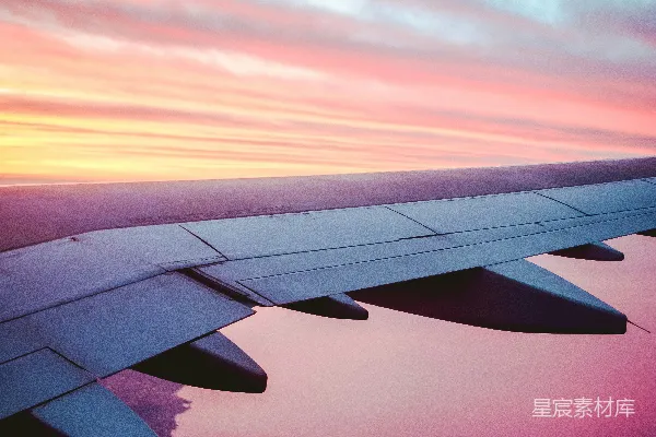 高清摄影 空中日落：飞机翅膀下的美丽景色