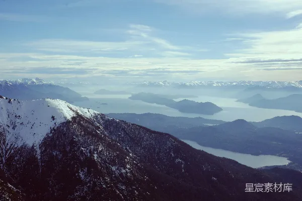 高清摄影 雪山下的湖泊