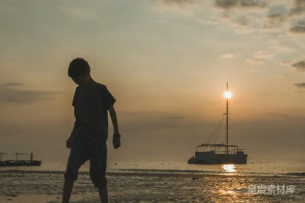 高清摄影 黄昏海滩上的剪影