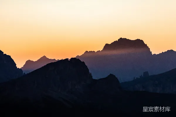 高清摄影 日落时分的山脉剪影