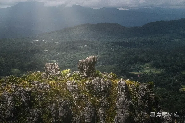 高清摄影 云雾缭绕的山峰