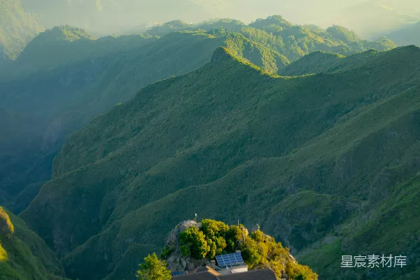 高清摄影 山顶上的小屋与壮丽山景