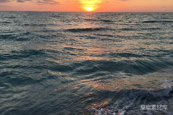高清摄影 海浪拍打的夕阳美景