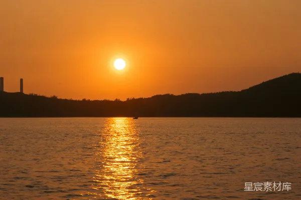 高清摄影 夕阳下的宁静湖面