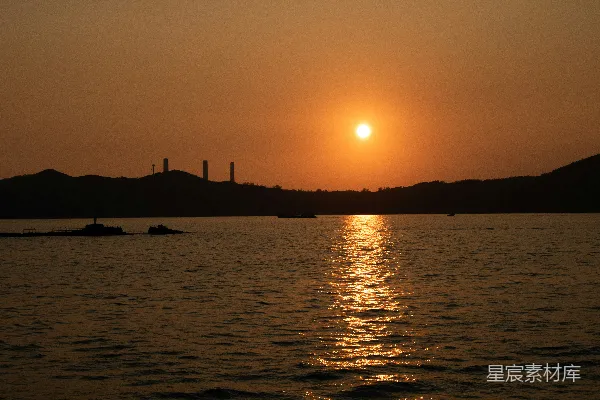 高清摄影 夕阳下的湖面与工业烟囱