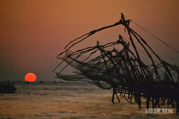 高清摄影 夕阳下的渔网与船只