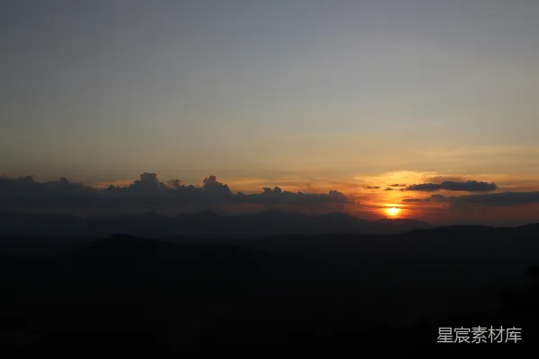 高清摄影 夕阳下的山影