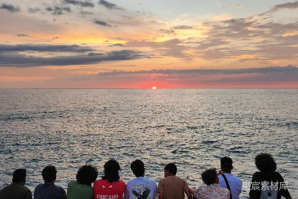高清摄影 夕阳下的海边静谧时光