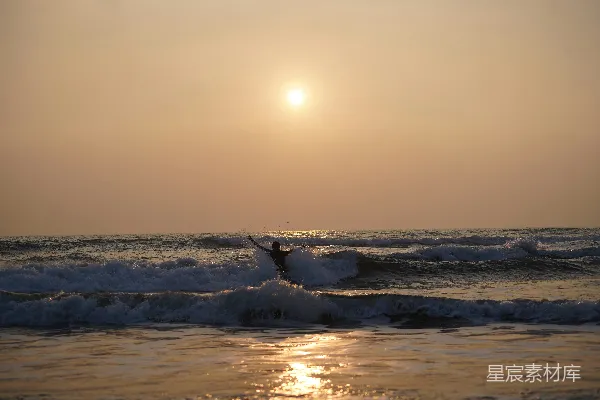 高清摄影 夕阳下的冲浪者