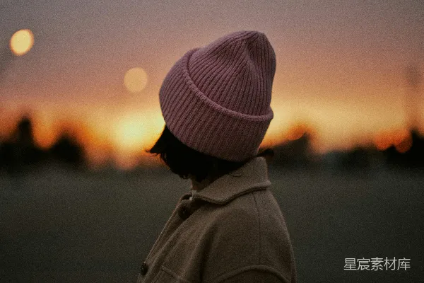 高清摄影 夕阳下的独行者