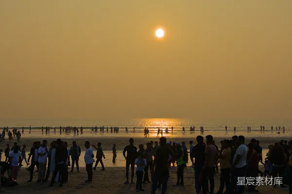 高清摄影 夕阳下的海滩人潮