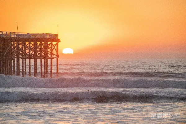 高清摄影 夕阳下的码头与海浪
