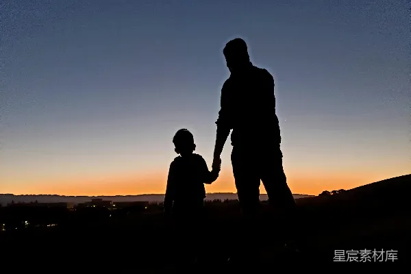 高清摄影 夕阳下的父子情