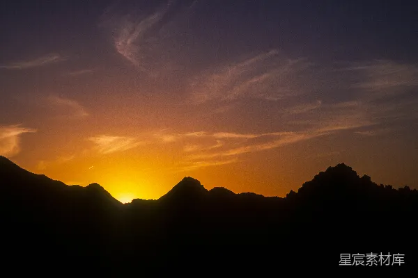高清摄影 夕阳下的山影轮廓