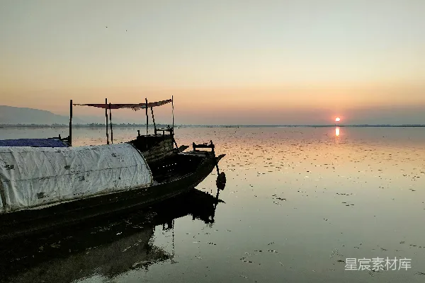 高清摄影 夕阳下的静谧湖畔