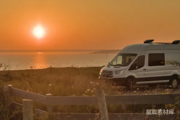 高清摄影 夕阳下的露营车