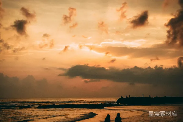 高清摄影 夕阳下的海滩情侣