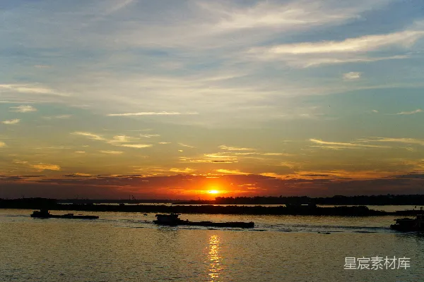 高清摄影 夕阳下的河流与船只