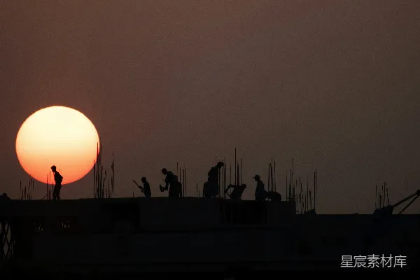 高清摄影 夕阳下劳作的工人剪影