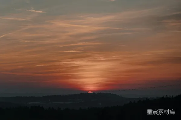 高清摄影 夕阳西下，宁静山林