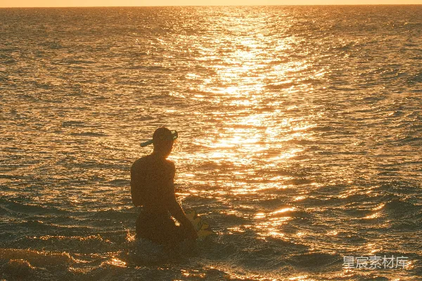 高清摄影 夕阳海景下的冲浪者