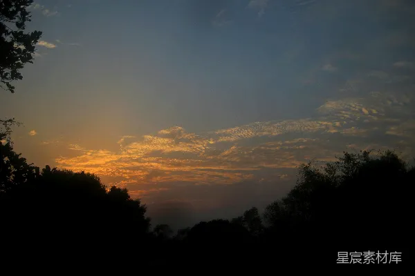 高清摄影 日落余晖下的宁静天空