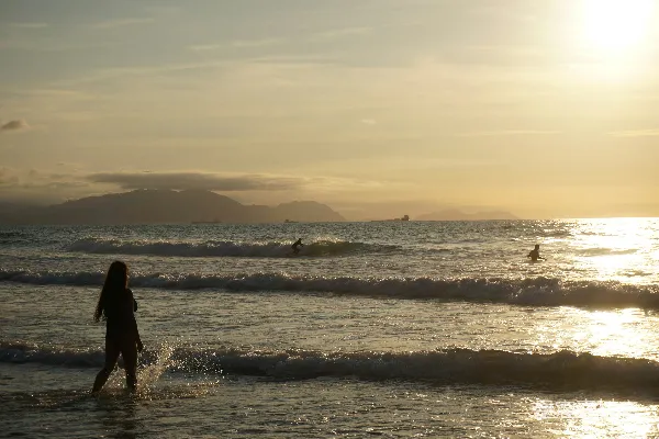 高清摄影 夕阳下的海边漫步
