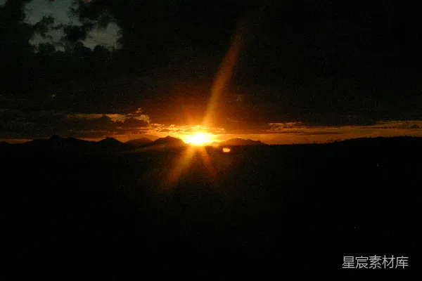 高清摄影 夕阳下的山峦剪影