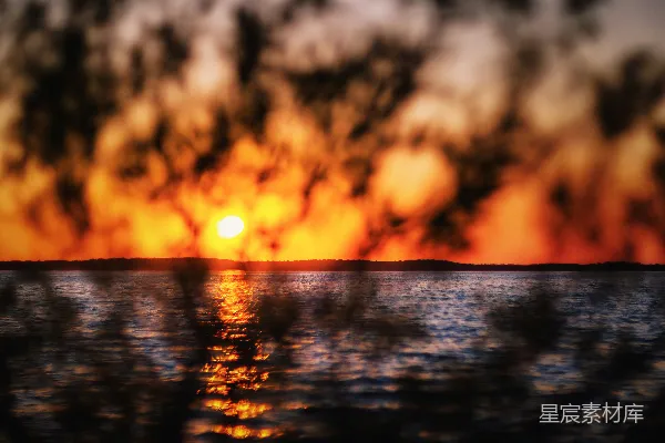 高清摄影 夕阳倒映在平静的湖面上