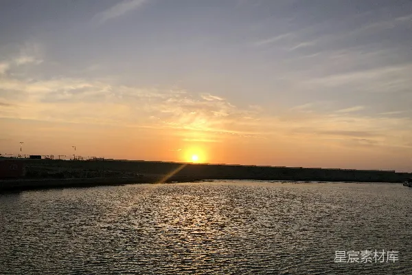 高清摄影 夕阳下的宁静湖面