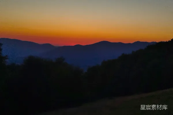 高清摄影 夕阳下的山脉剪影
