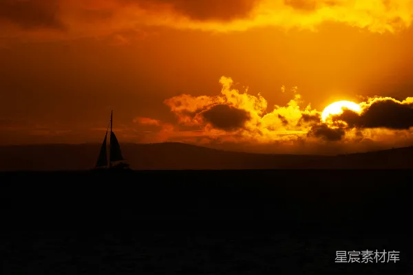 高清摄影 夕阳下的帆船剪影
