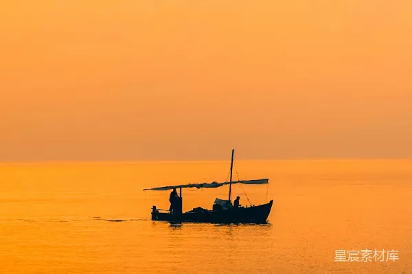 高清摄影 黄昏海上的独木舟