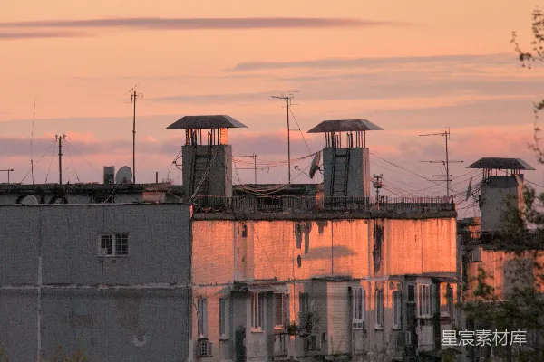 高清摄影 夕阳下的老旧屋顶