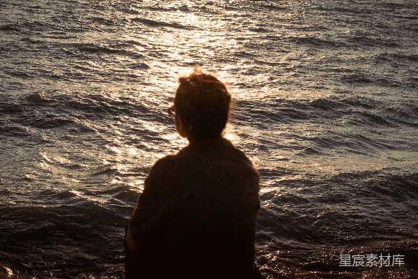 高清摄影 夕阳下的海与人