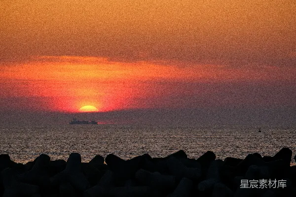 高清摄影 海港夕阳：港口与船只的剪影