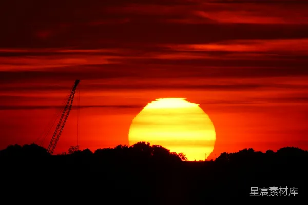 高清摄影 夕阳西下，工业与自然的交响
