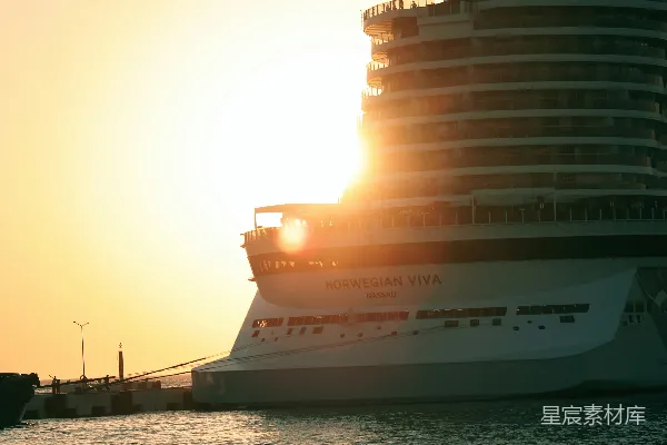 高清摄影 夕阳下的豪华游轮