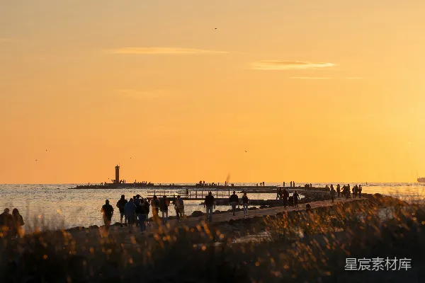 高清摄影 夕阳下的海边散步