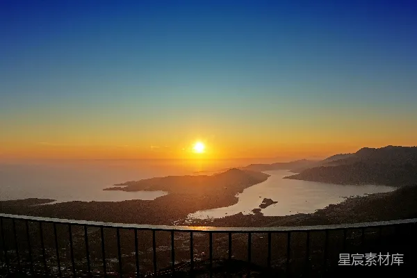 高清摄影 壮丽日落：海与山的交响