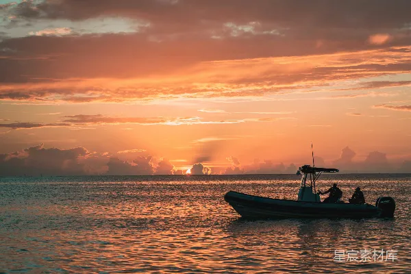 高清摄影 日落时分的海上小舟